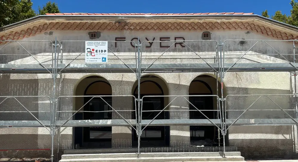 Façade avant rénovation, chantier EIDP La Véronèse (échafaudage)
